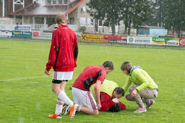 ΦΩΤΟ-Κεραυνός τραυμάτισε 8 ποδοσφαιριστές