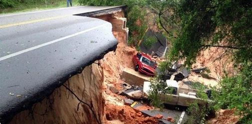 ΦΩΤΟ-Κατέρρευσε δρόμος στην Φλόριντα