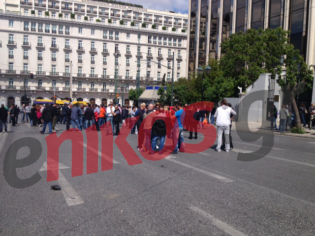 ΤΩΡΑ-ΦΩΤΟ: Στη Βουλή οι παραγωγοί των λαϊκών αγορών