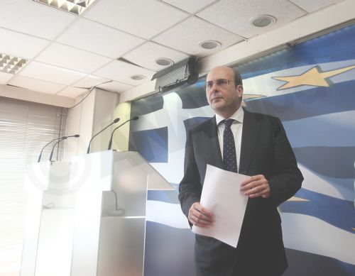 Ζητούν παραίτηση Χατζηδάκη