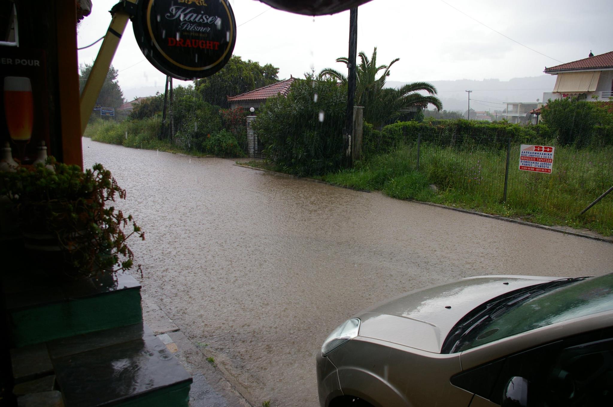 ΦΩΤΟ-Δεν είναι ποτάμι, είναι δρόμος