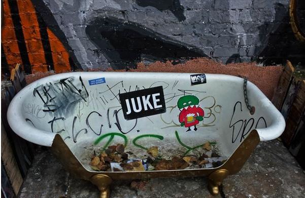 ΦΩΤΟ-Ένα μπαρ μέσα σε… ερείπια