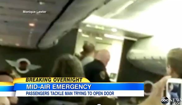 ΒΙΝΤΕΟ-Επιχείρησε να ανοίξει την πόρτα στα 30.000 πόδια!