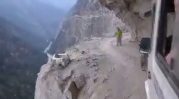 ΒΙΝΤΕΟ-Αυτός ο δρόμος υπάρχει μόνο σε εφιάλτες!