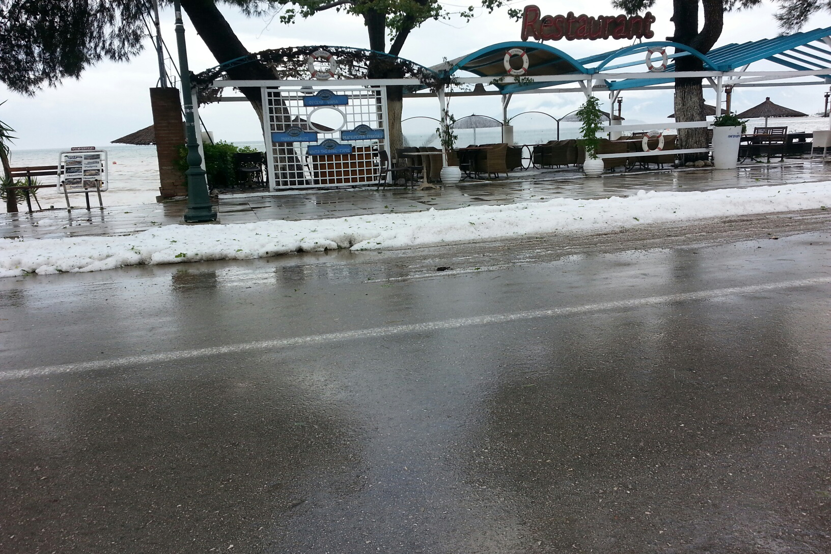 ΦΩΤΟ-Έντονη χαλαζόπτωση στα Καμένα Βούρλα