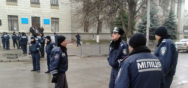 Ουκρανία: Ένοπλοι φιλορώσοι κατέσχεσαν 400 περίστροφα από Α.Τ.