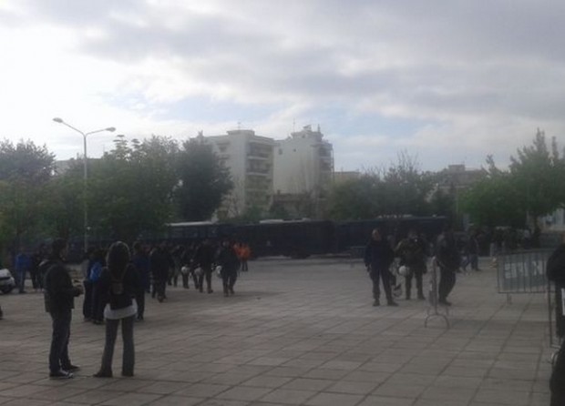 ΤΩΡΑ-Λιποθύμησε οπαδός του ΠΑΟΚ από τα δακρυγόνα