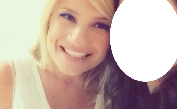 ΦΩΤΟ-Με ποια ποζάρει η Σκορδά ;