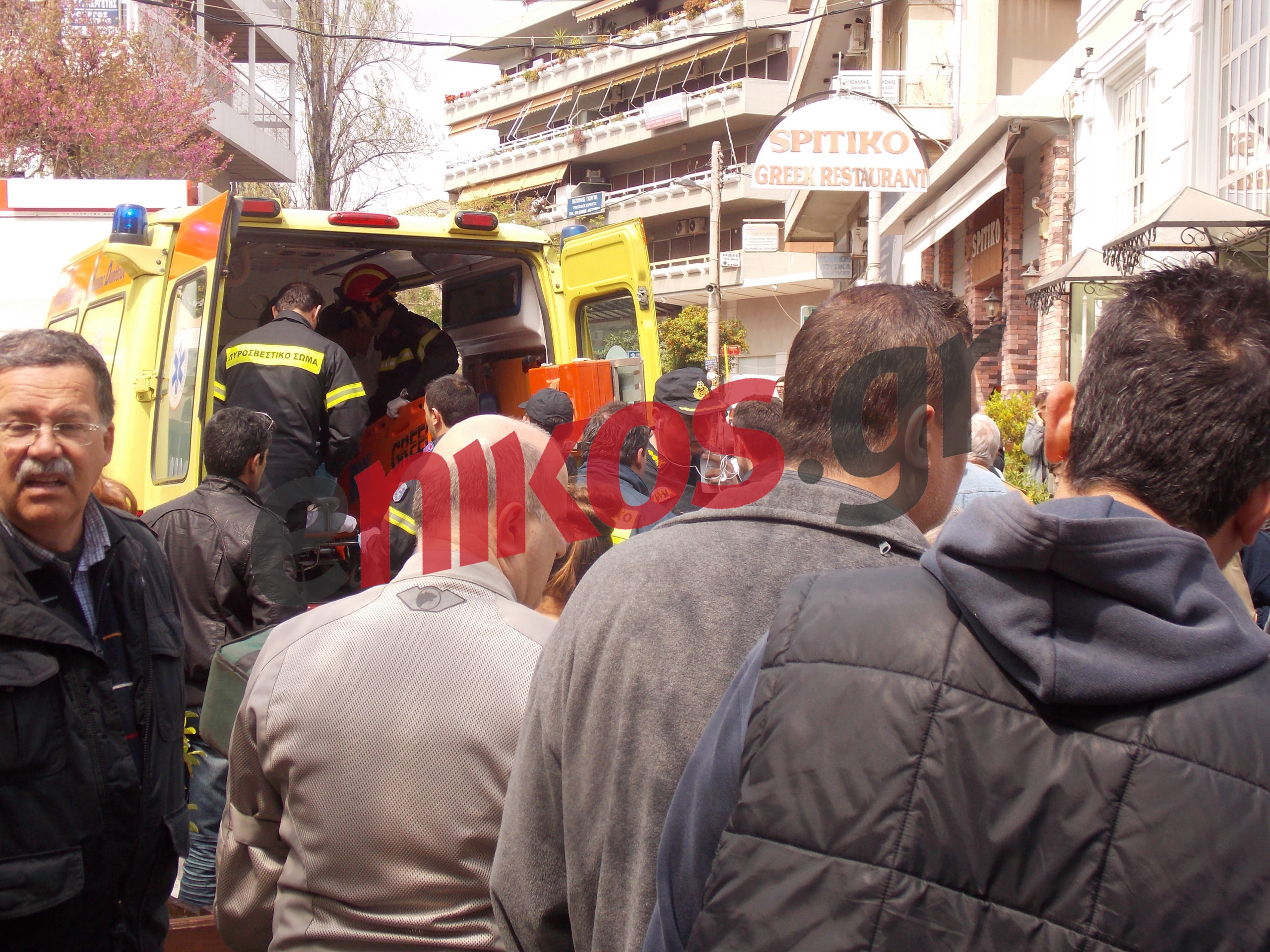 ΦΩΤΟ-Ηλικιωμένος έπεσε στις γραμμές του ΗΣΑΠ στο Μαρούσι