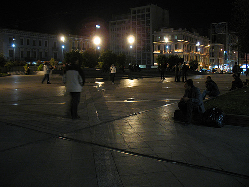 ΤΩΡΑ-Απειλεί να πέσει στο κενό στην Ομόνοια