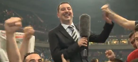 ΒΙΝΤΕΟ-Πανηγύρισαν με τον ρεπόρτερ στον αέρα