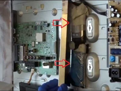 Έκρυβαν κινητά μέσα σε τηλεόραση