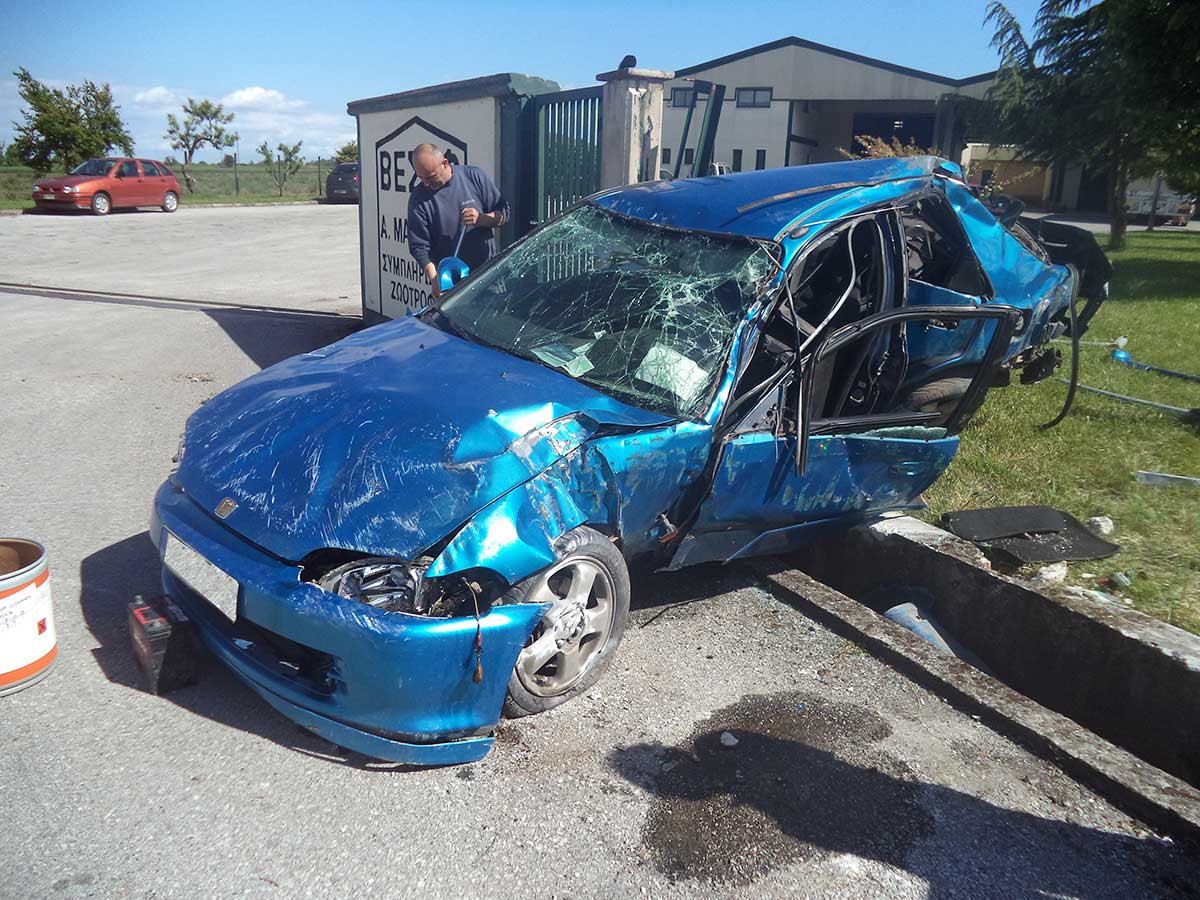 ΦΩΤΟ-Τροχαίο ατύχημα στα Τρίκαλα