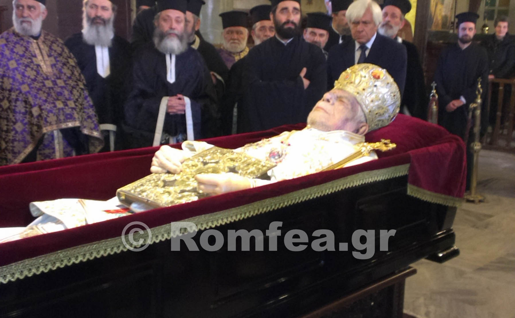 Σε λαϊκό προσκύνημα η σορός του Μητροπολίτη Ιωαννίνων