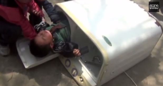 ΒΙΝΤΕΟ-Δείτε που σφήνωσε αυτός ο μπόμπιρας