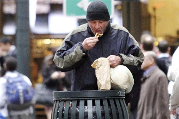 ΦΩΤΟ-Ο Richard Gere ψάχνει για φαγητό στα σκουπίδια