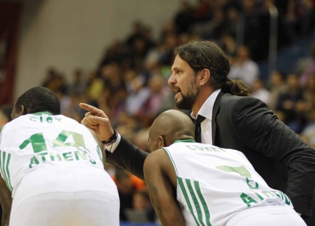 Ο Αλβέρτης έκλεισε για 45 λεπτά τους παίκτες στα αποδυτήρια