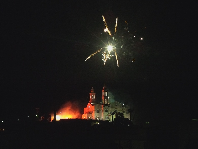 ΒΙΝΤΕΟ-Ανάσταση με βεγγαλικά στη Σύρο