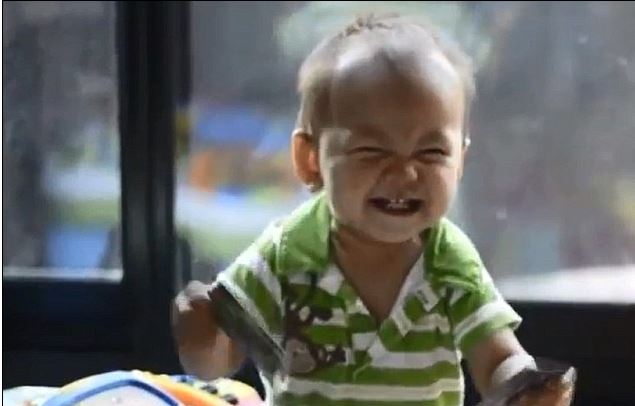 ΒΙΝΤΕΟ-Τι κάνουν τα μωρά όταν βλέπουν τον μπαμπά τους;