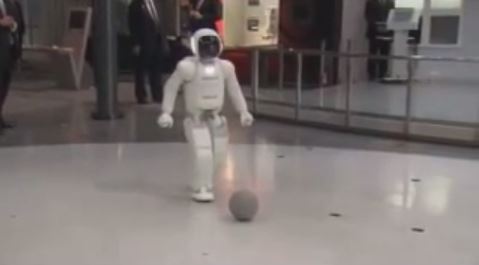 ΒΙΝΤΕΟ-Δείτε τον Ομπάμα να παίζει ποδόσφαιρο με ένα ρομπότ