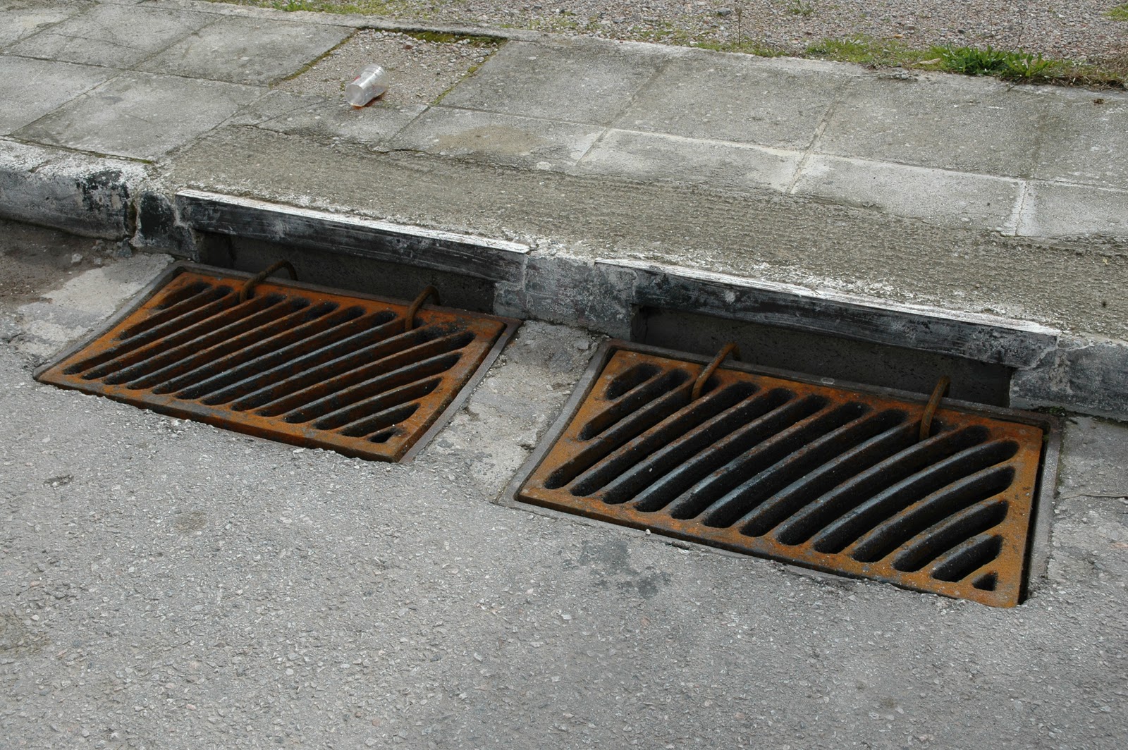 Έκλεβε σχάρες από τα φρεάτια