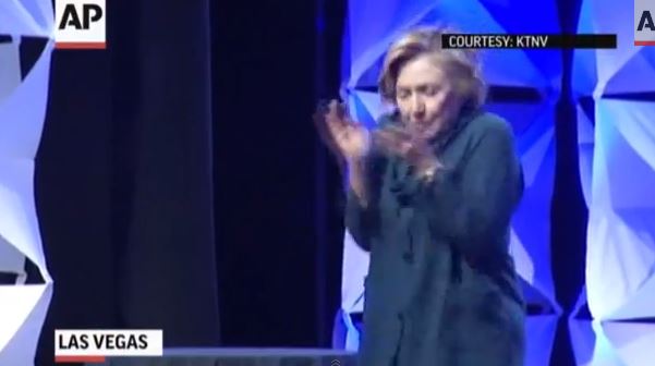 ΒΙΝΤΕΟ-Πέταξαν παπούτσι στην Χίλαρι Κλίντον