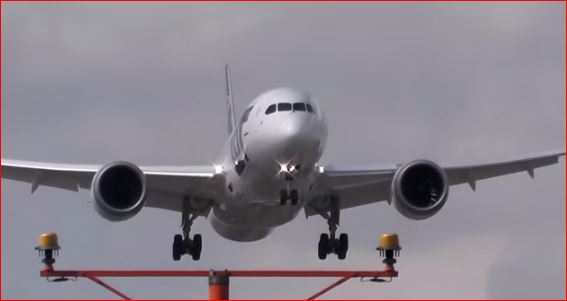 ΒΙΝΤΕΟ-Προσγείωση Boeing με αναταράξεις
