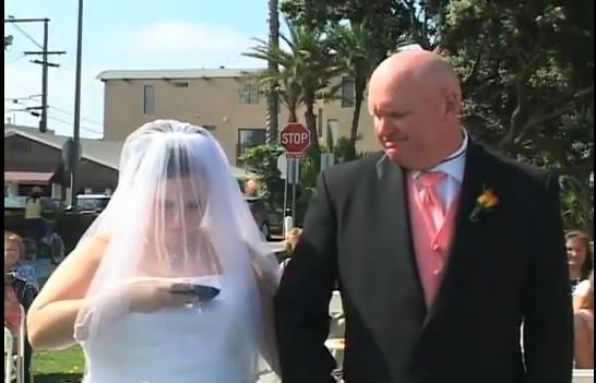 ΒΙΝΤΕΟ-Έκρυβε το κινητό μέσα στο… νυφικό