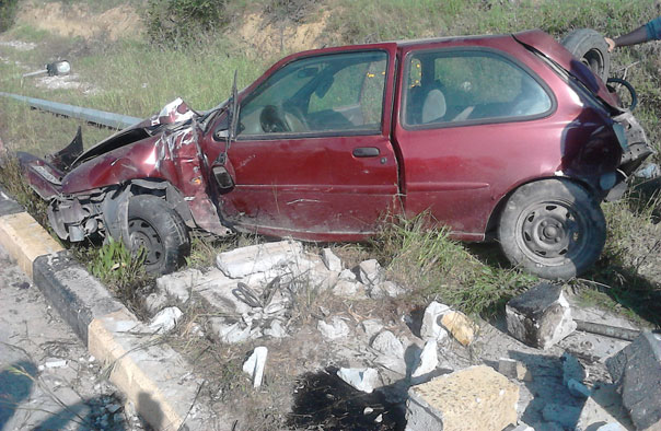 ΦΩΤΟ-“Συντρίμμια” ΙΧ μετά από ανατροπή