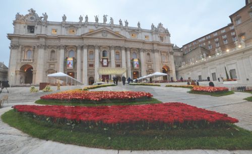 ΦΩΤΟ-Χιλιάδες στο Βατικανό για την τελετή αγιοποίησης