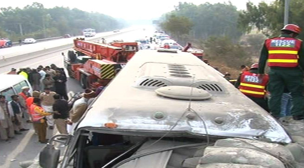 Πακιστάν: 42 νεκροί σε σύγκρουση λεωφορείου