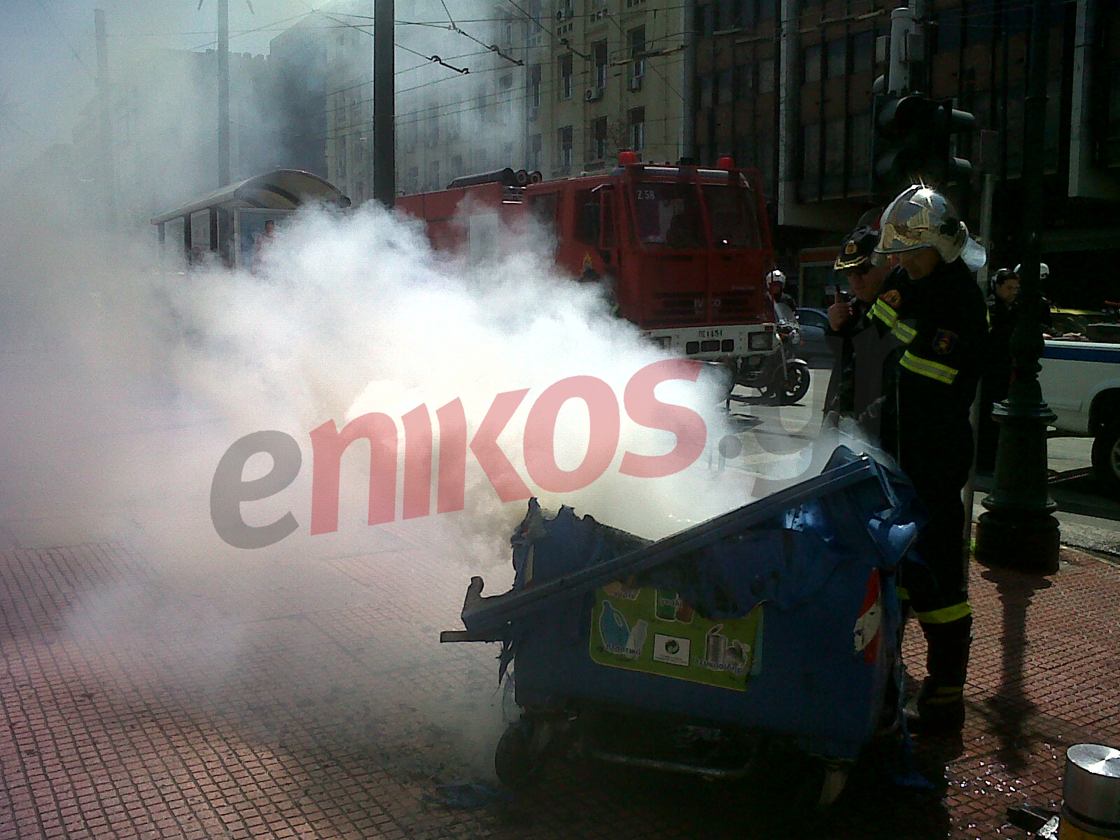 ΦΩΤΟ-Φωτιά σε κάδο στην Πανεπιστημίου