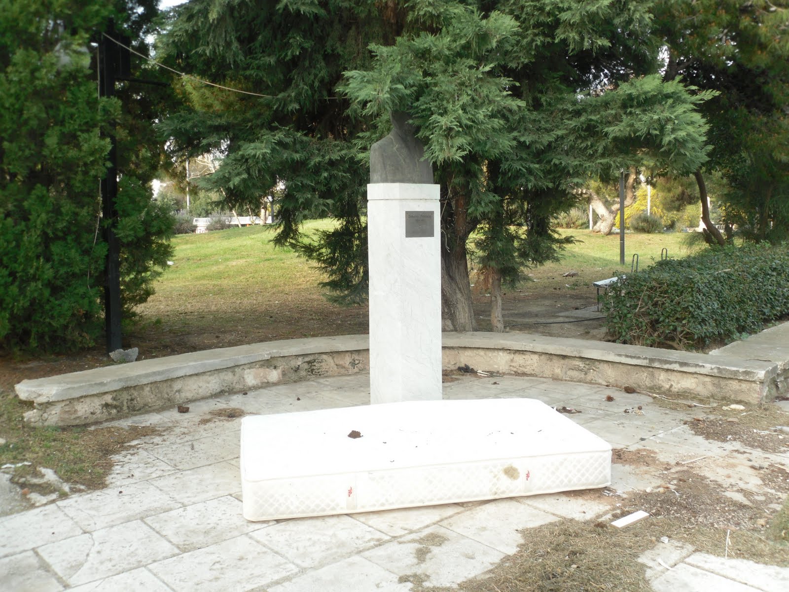 Σοκάρει η άγρια δολοφονία άστεγης στη Γλυφάδα