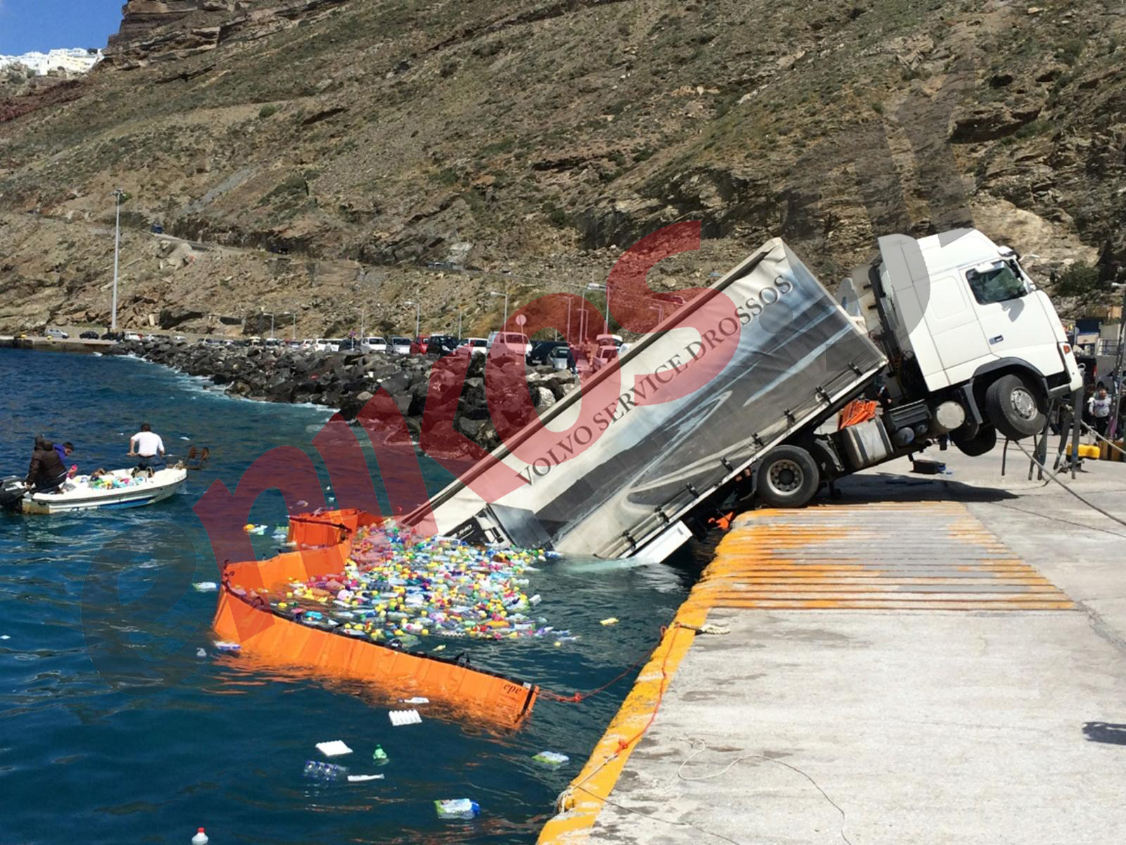 ΦΩΤΟ-Γερανός σήκωσε τη νταλίκα στον Αθηνιό