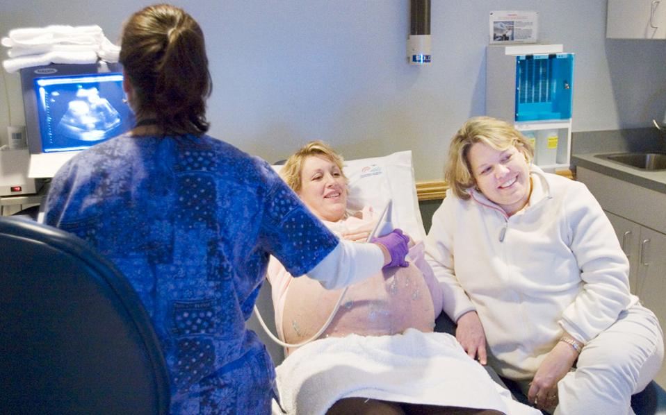 Ελληνική «βιομηχανία» με παρένθετες μητέρες