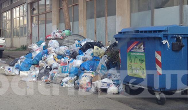 «Πνίγουν» τον Πύργο τα σκουπίδια