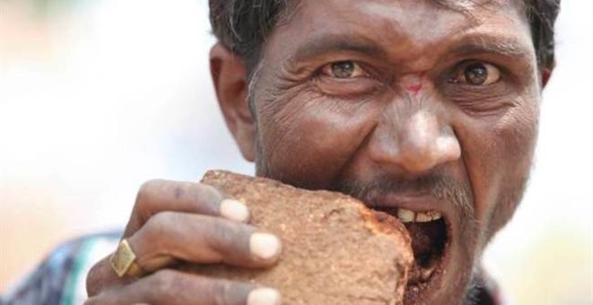 ΒΙΝΤΕΟ-Ινδός τρέφεται μόνο με τούβλα, χαλίκια και λάσπη