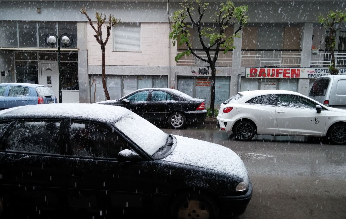 ΒΙΝΤΕΟ-Χιονίζει στην Πτολεμαΐδα