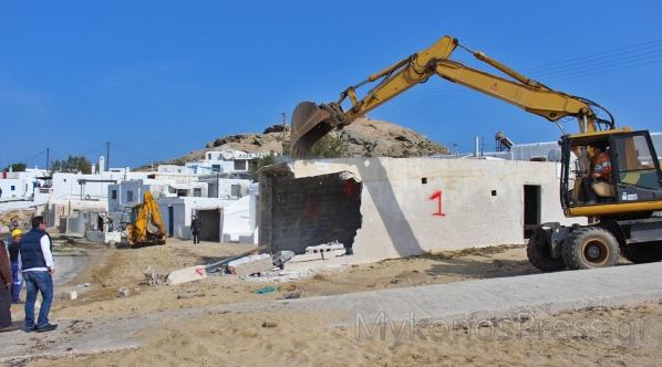 ΒΙΝΤΕΟ-Κατεδάφιση αυθαιρέτων στη Μύκονο