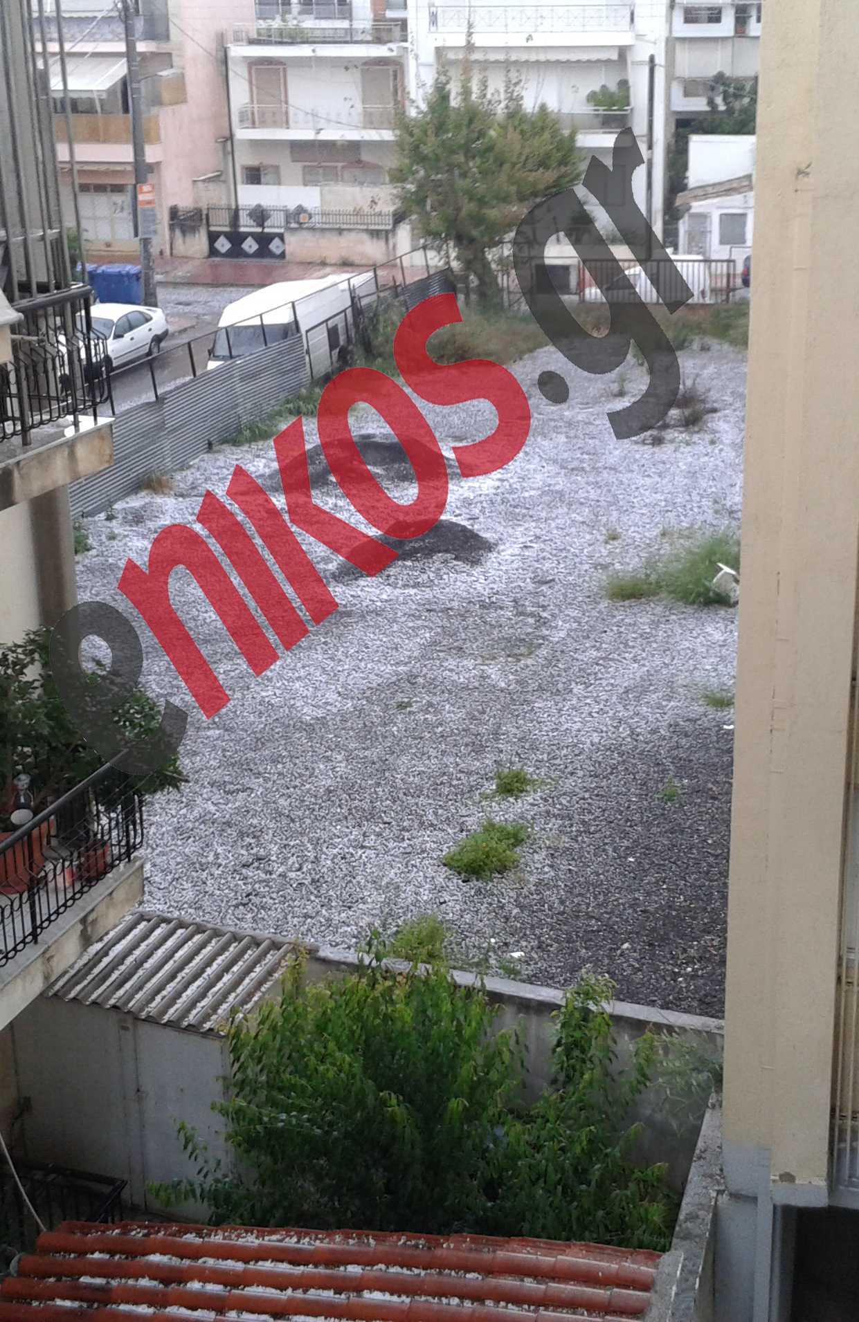 ΦΩΤΟ-Έστρωσε χαλάζι στους Αγίους Αναργύρους