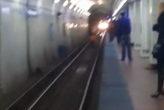 BINTEO-Ήρωας στέκεται μπροστά στο τρένο για να σώσει μία γυναίκα