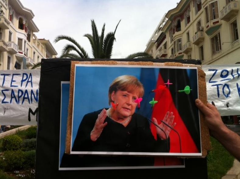 ΒΙΝΤΕΟ-Πετάνε βελάκια στην Μέρκελ