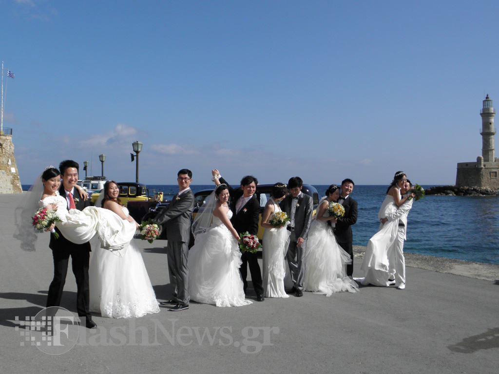 ΦΩΤΟ-Γέμισε νεόνυμφους το Ενετικό λιμάνι των Χανίων