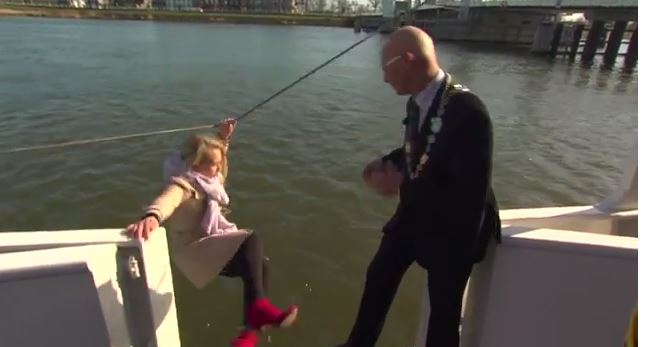 ΒΙΝΤΕΟ-Δημοσιογράφος γλιστράει και πέφτει στο ποτάμι την ώρα της συνέντευξης