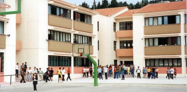 Δεν λειτουργεί σχολείο γιατί λείπουν θρανία και καρέκλες
