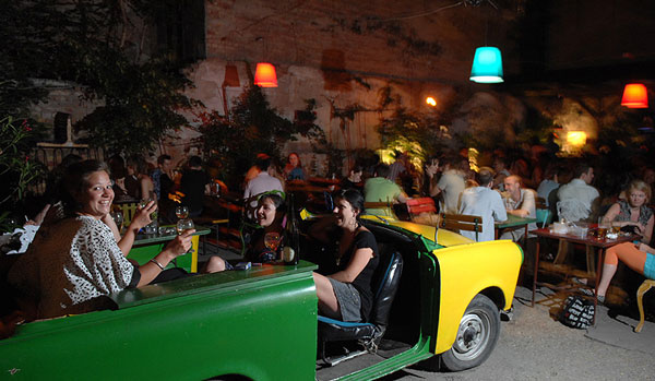 perierga.gr - "Szimpla": Μπαρ από άχρηστα αντικείμενα! perierga.gr - "Szimpla": Μπαρ από άχρηστα αντικείμενα!