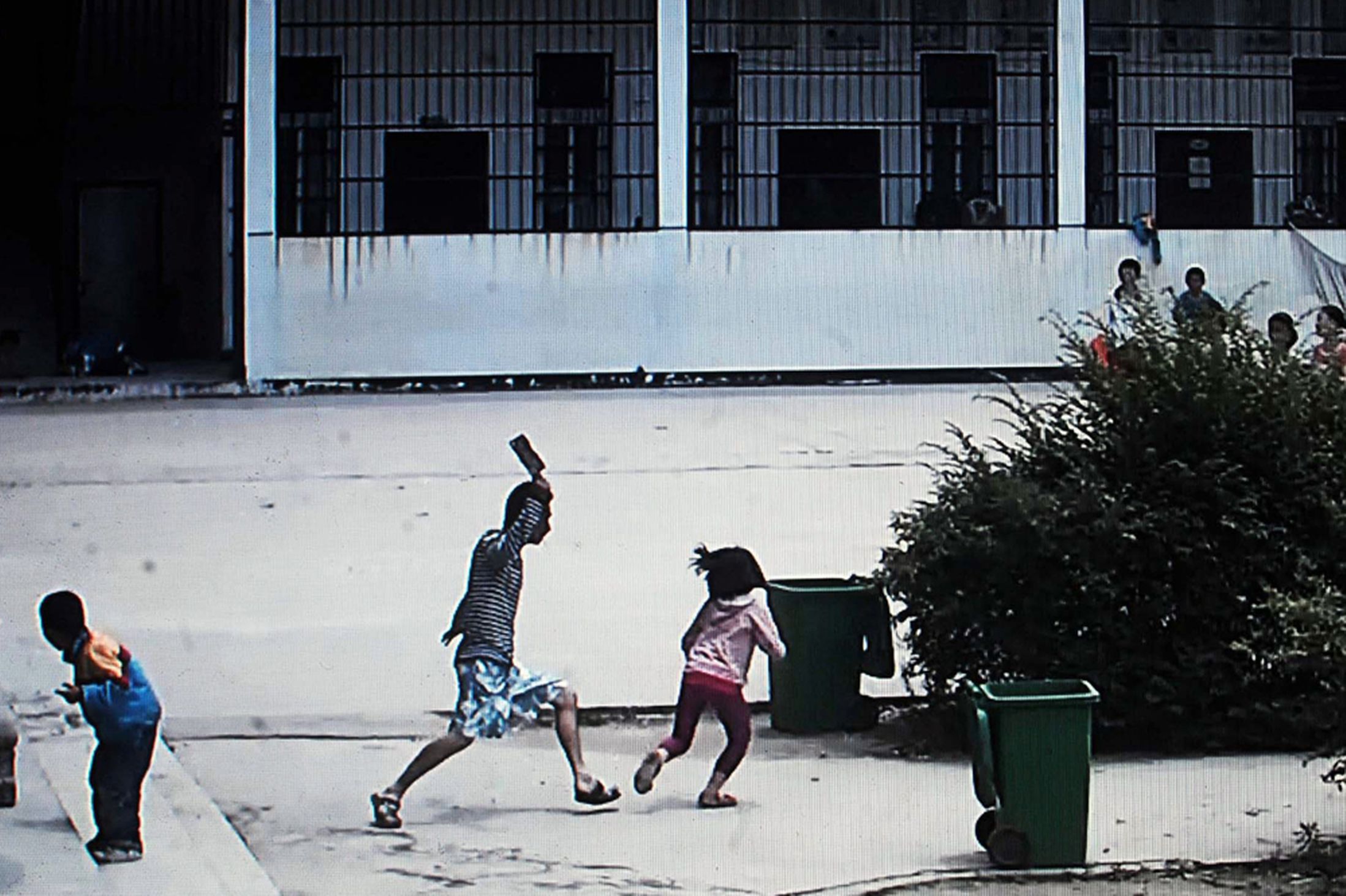 ΦΩΤΟ-ΣΟΚ-Κίνα: Άγνωστος επιτίθεται σε παιδιά με… μπαλτά