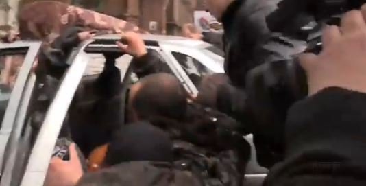 ΒΙΝΤΕΟ-Η σύλληψη του Ουκρανού πιλότου από τους ρωσόφιλους του Σλαβιάνσκ