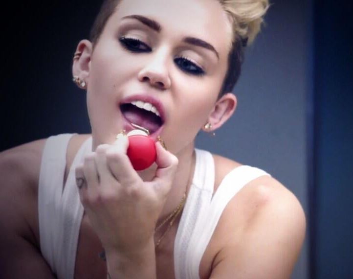 BINTEO-To νέο αποκαλυπτικό βίντεο κλιπ της Miley Cyrus