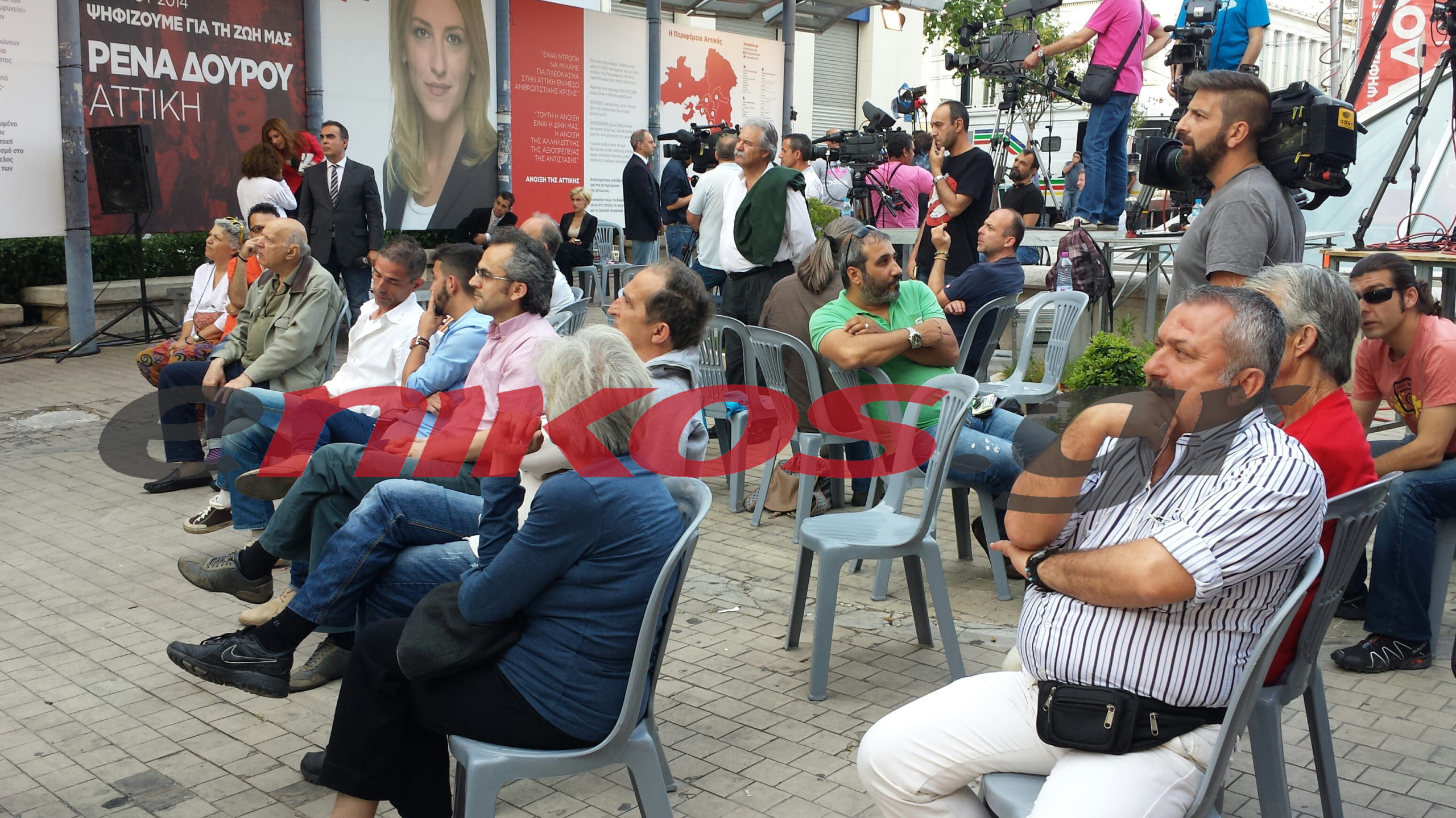 ΦΩΤΟ-Βλέπουν το exit poll στο εκλογικό κέντρο της Δούρου